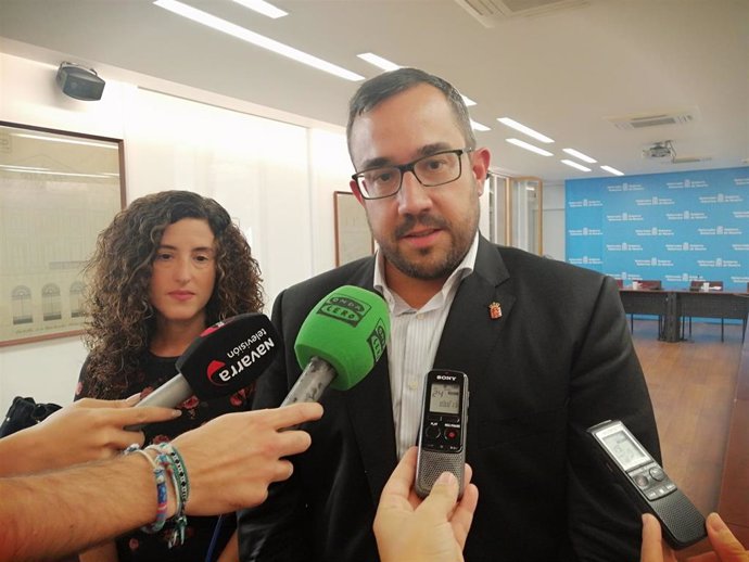 Javier Remírez, consejero de Presidencia, Igualdad, Función Pública e Interior, atendiendo a los periodistas