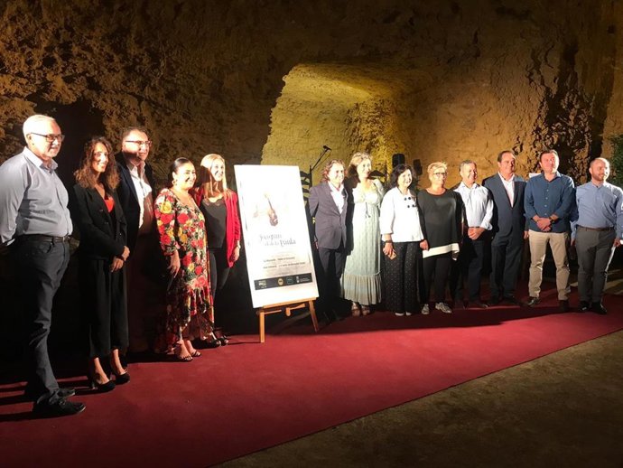 El acto de presentación del cartel anunciador del Festival ha tenido lugar en las cuevas a los pies del Castillo de Alcalá de Guadaíra.