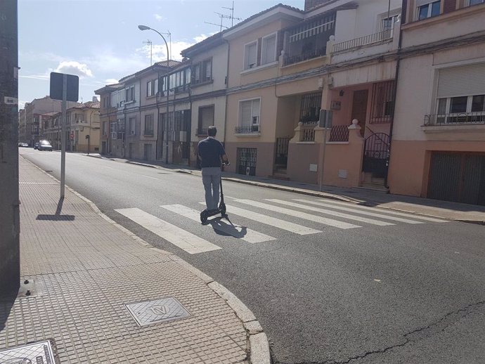 Un usuario de VMP por una de las calles de León.