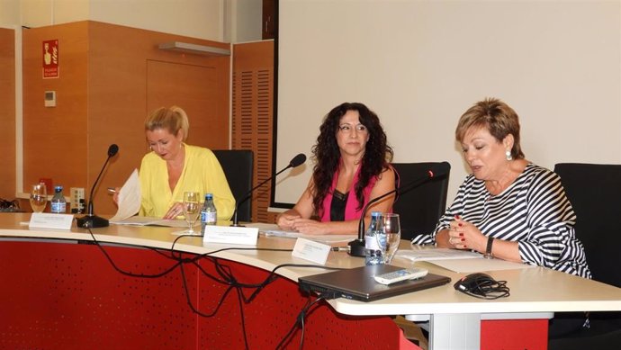 La consejera de Igualdad de la Junta, Rocío Ruiz, participa en una reunión con asociaciones en Almería