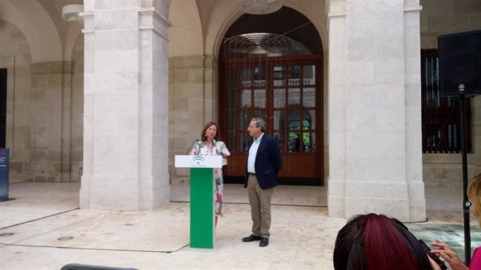 La delegada del Gobierno andaluz en Málaga, Patricia Navarro, interviene en rueda de prensa junto al rector de la UMA, José Ángel Narváez.