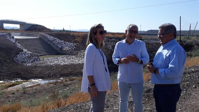 Finalizan los trabajos de limpieza del Arroyo de Gilena en la desembocadura del río Blanco para evitar las inundaciones.