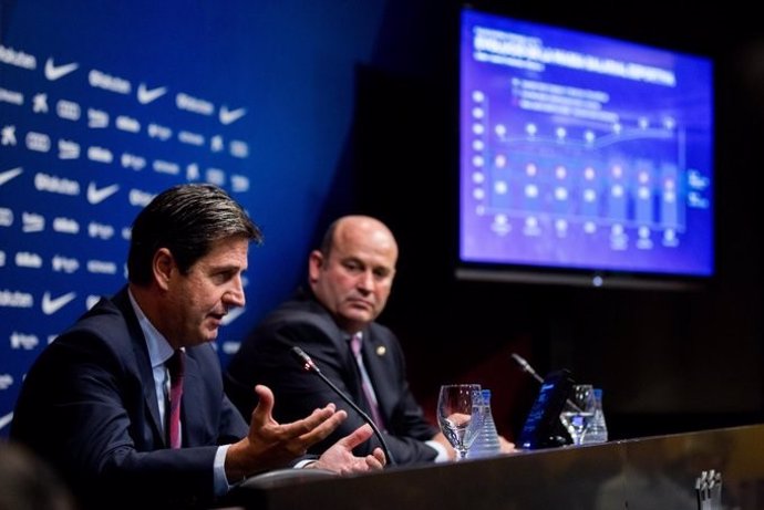 El tesorero del FC Barcelona Enrique Tombas, en primer plano, presenta los resultados económicos del club en 2019