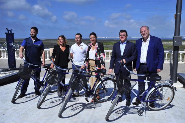 San Fernando (Cádiz) acoge una gran fiesta de disfraces a dos ruedas para celebrar el día de la Bicicleta