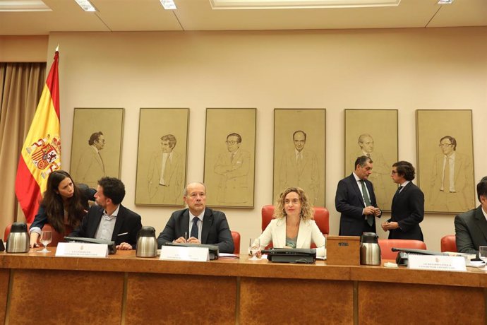 El diputado de Ciudadanos y portavoz adjunto en el Congreso, Edmundo Bal (1i) y la presidenta del Congreso de los Diputados, Meritxell Batet (3i), durante la Comisión Consultiva de Nombramientos en el Congreso en la que comparecieron  los candidatos par