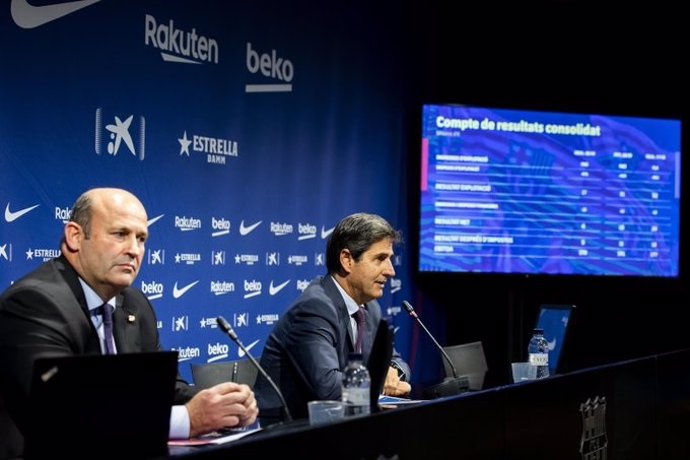 El CEO del FC Barcelona, scar Grau, en primer plano, presenta los prespuestos para 2020