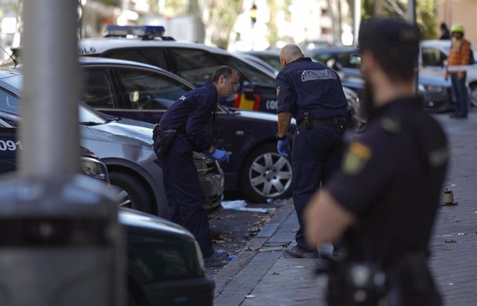 La policía forense trabaja junto al domicilio, situado en la calle Infanta Mercedes de Madrid, donde una mujer se ha lanzado hoy junto a su hija de dos años desde una segunda planta, en Madrid (España), a 18 de septiembre de 2019.