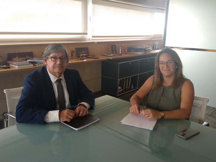 El president del Parlament, Vicen Thoms, amb la presidenta del Consell de Menorca, Susana Mora