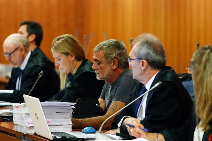 El exmarido de Lucía Garrido (con camiseta), acusado junto a otras tres personas por la muerte de la mujer en 2008.