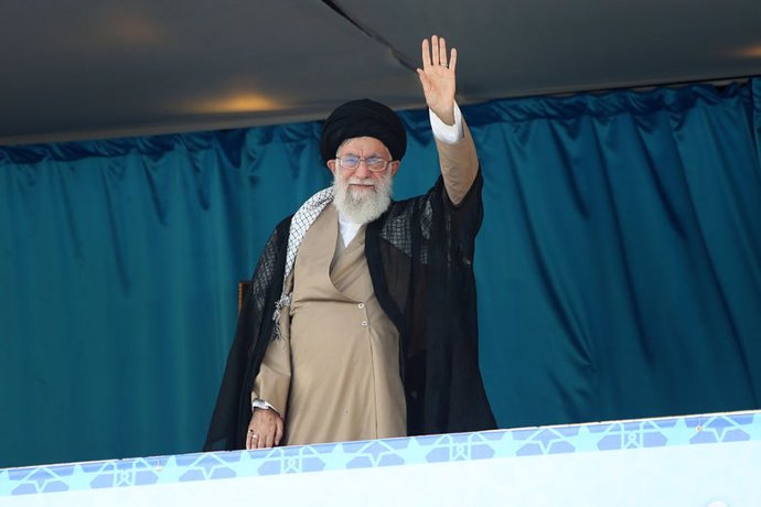 Irán.- Jamenei aprobó los ataques a refinerías saudíes pero pidió que se ocultar