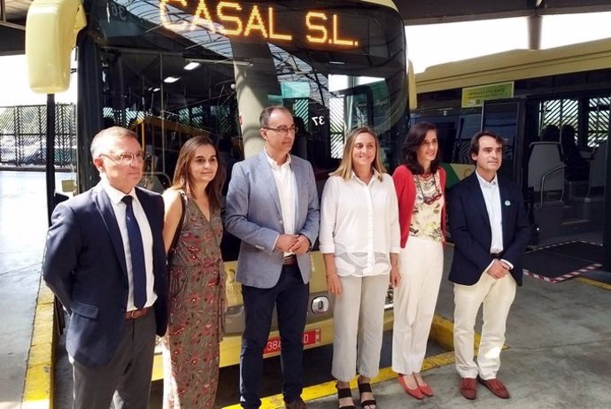 La consejera de Fomento, Marifrán Carazo, este jueves en la presentación de autobuses, impulsados por gas natural, del Consorcio Provincial de Transportes de Sevilla. 