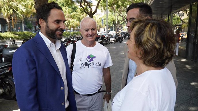 El portavoz del grupo municipal socialista, Daniel Pérez, junto a representantes de la Asociación Kellys Unión Málaga.