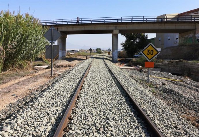 Adif restablece la circulación en la línea Murcia-Albacete tras daños gota fría