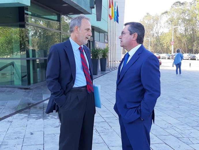El presidente de Puertos del Estado, Salvador de la Encina, junto al presidente de la Autoridad Portuaria de Gijón, Laureano Lourido, antes de una reunión portuaria en Gijón