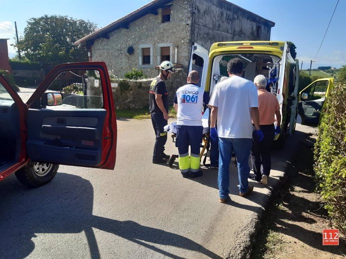 Asistencia en los acantilados de San Vicente, de donde se ha evacuado a un hombre de 72 años que sufrió una lipotimia