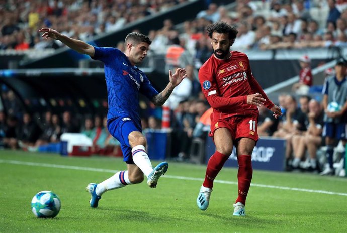 14 August 2019, Turkey, Istanbul: Chelsea's Christian Pulisic (L) and Liverpool's Mohamed Salah battle for the ball during the UEFA Super Cup Final soccer match between Liverpool and Chelsea at Besiktas Park. Photo: Peter Byrne/PA Wire/dpa