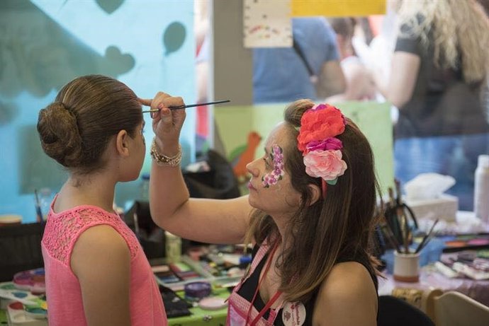 Momento de uno de los pintacaras dentro de la jornada de puertas abiertas celebrada en la Casa Ronald McDonald de Málaga
