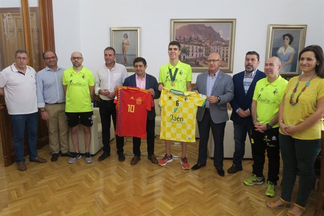 Recepción a Antonio Pérez en la Diputación.