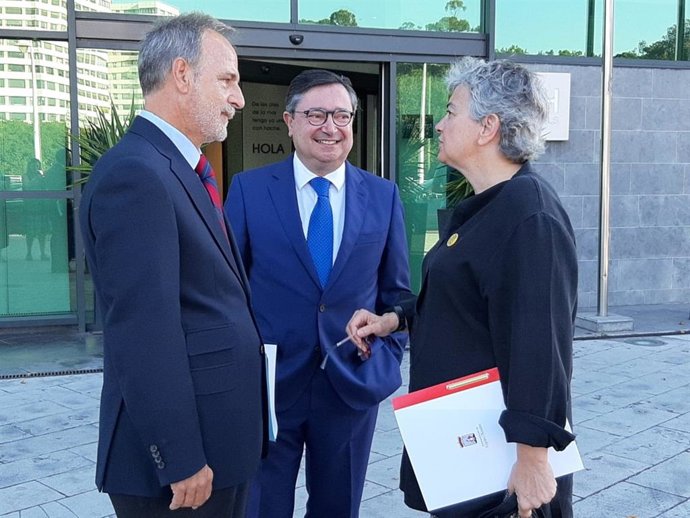 La alcaldesa de Gijón, Ana González, junto al presidente de Puertos del Estado, Salvador de la Encina, y el presidente de El Musel, Laureano Lourido