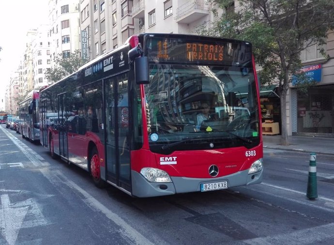 Autobusos de l'EMT circulant per Valncia.  