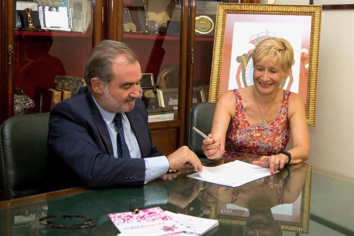 El decano del Colegio de Abogados de Sevilla, Óscar Cisneros, firma el convenio de colaboración con Amama