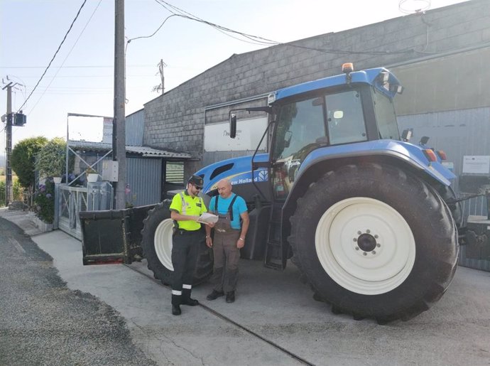 La Guardia Civil inicia una campaña informativa para impulsar el "uso seguro" de la maquinaria agrícola.