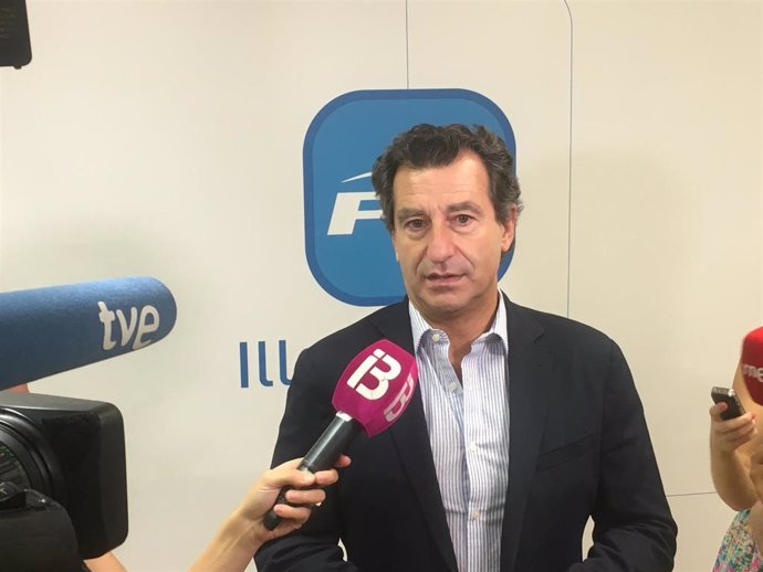 El presidente del PP de Baleares, Biel Company, ante los medios.