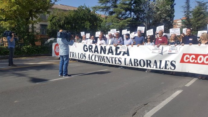 Concentración de sindicatos tras un accidente laboral mortal en Alhendín