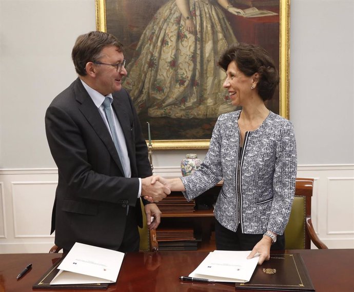María José de la Fuente, presidenta del Tribunal de Cuentas y José Ángel Martínez Sanchiz, presidente del Consejo General del Notariado,
