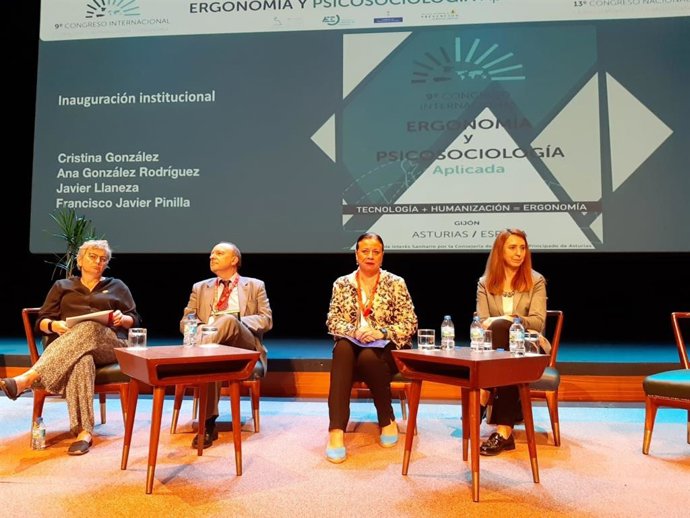 La directora del Instituto Asturiano de Prevención de Riesgos Laborales, Miriam Hernández, durante la inauguración del IX Congreso de Ergonomía y Psicología Aplicada en el Teatro de la Laboral