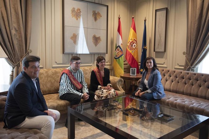 Concha Andreu y Kilian Cruz Dunne junto a los Vendimiadores 2019