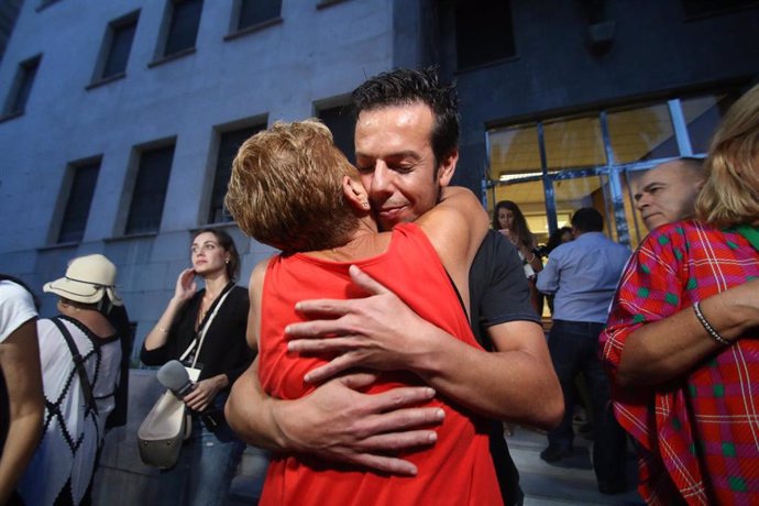 Angel Cruz, padre del Gabriel se abraza emocionado  a la salida de la Audiencia Provincial de Almería,