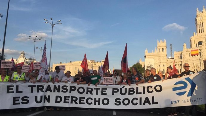 Cerca de 2.000 personas recorren de Cibeles a Sol para exigir más inversión en el transporte público