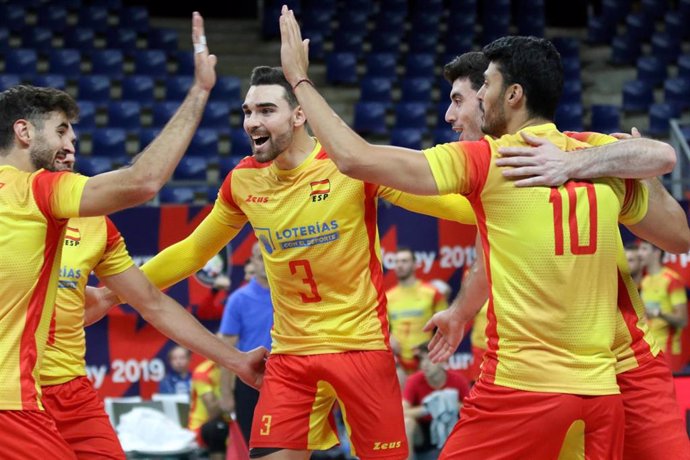 Los jugadores de la selección española de voleibol celebran un punto.