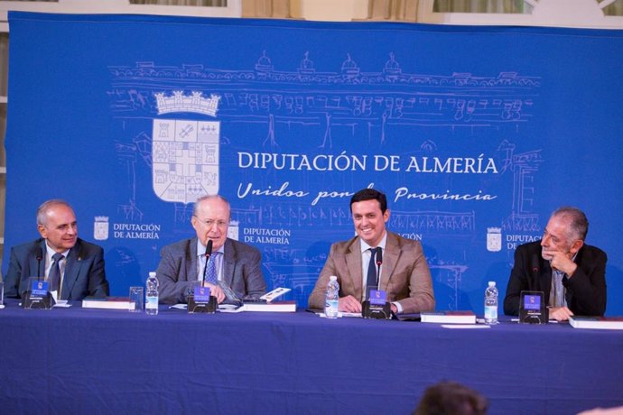 El presidente de Diputación, Javier Aureliano García, participa en la presentación de 'Historia de Almería'