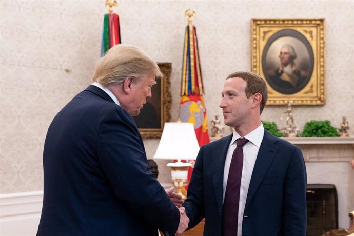 El presidente de Estados Unidos, Donald Trump, junto con el fundador y CEO de Facebook, Mark Zuckerberg