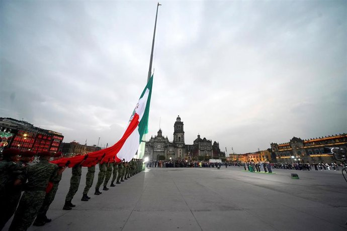 El presidente Andrés Manuel López Obrador conmemora a las víctimas de los terremotos de 1985 y 2017