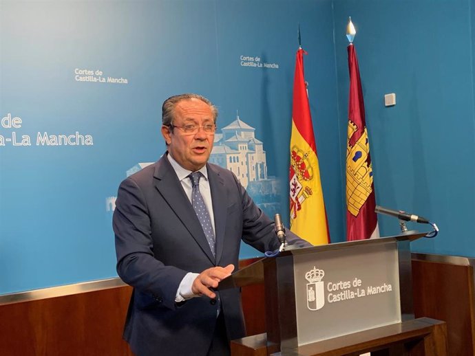 El consejero de Hacienda y Administraciones Públicas, Juan Alfonso Ruiz Molina, en rueda de prensa en las Cortes