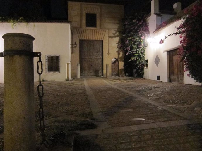 Imagen nocturna de una plaza del casco histórico de Córdoba
