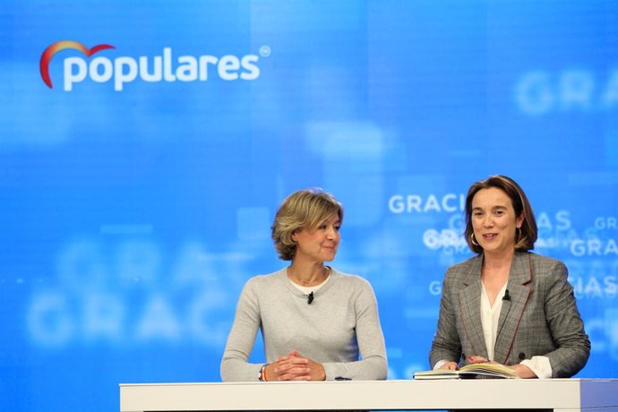 La coordinadora de la campaña electoral del PP para las europeas y vicesecretaria de Sectorial del partido, Isabel García-Tejerina, y la vicesecretaria de política social del PP, Cuca Gamarra.