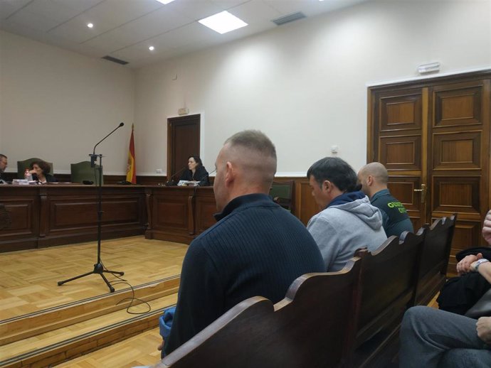 Los dos acusados, en el banquillo de la Audiencia de Valladolid donde han sido juzgados por delito de tráfico de drogas.