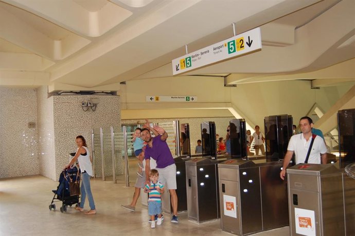 Usuarios en la estación de Metrovalencia de Alameda