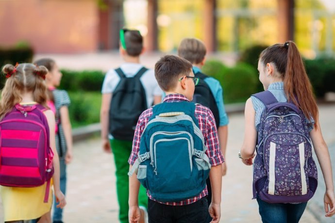 Mochila, colegio, niños y niñas.