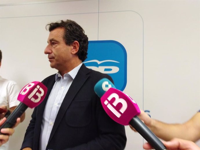 El presidente del PP de Baleares, Biel Company, atendiendo a los medios de comunicación.
