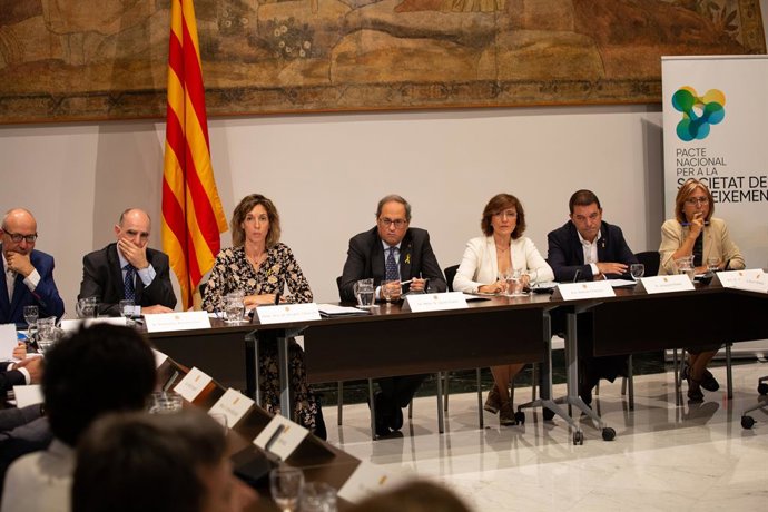 El secretari d'Universitats i Recerca, Francisco Javier Grau (2i),  la consellera d'empresa i Coneixement de la Generalitat, ngeles Chacón (3i), el president de la Generalitat, Quim Torra (4i), la directora general de Planificació en l'ámbit