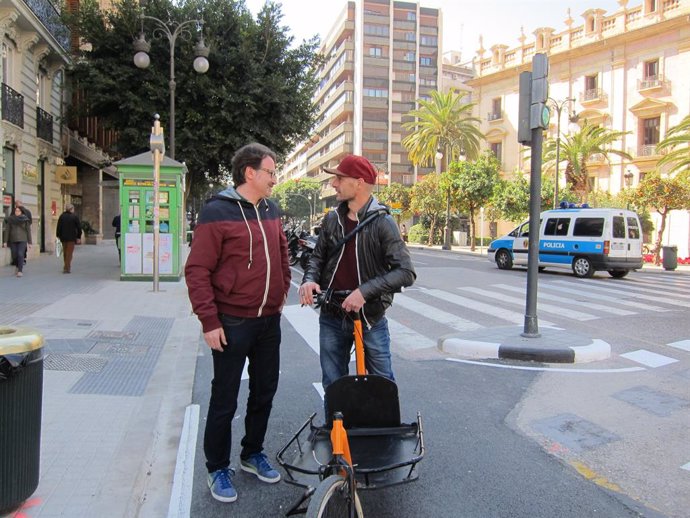 Giuseppe Grezzi en l'anell ciclista conversant amb usuari   