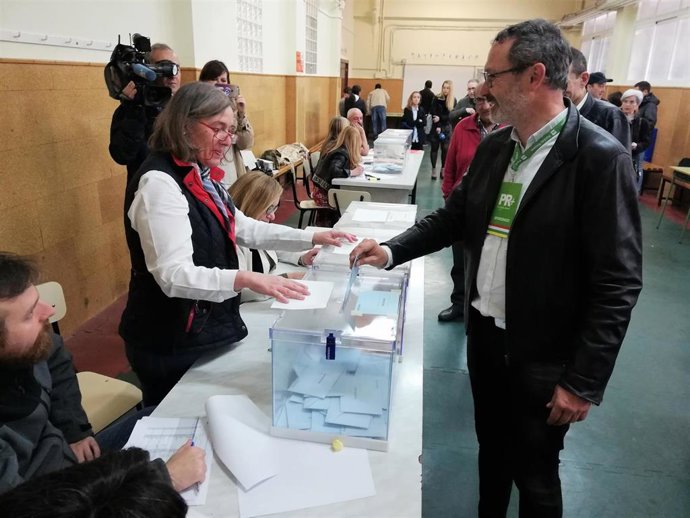 Antoñanzas, ejerciendo su derecho a voto.