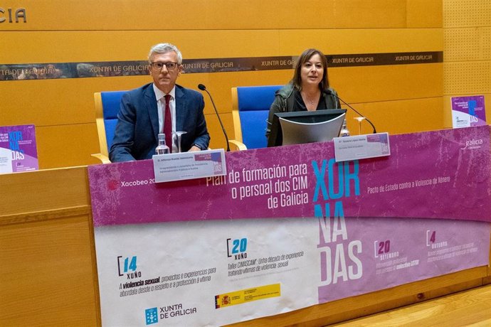 El vicepresidente de la Xunta, Alfonso Rueda, y la secretaria xeral de Igualdade, Susana López Abella, en la inauguración de las jornadas de formación de los CIM