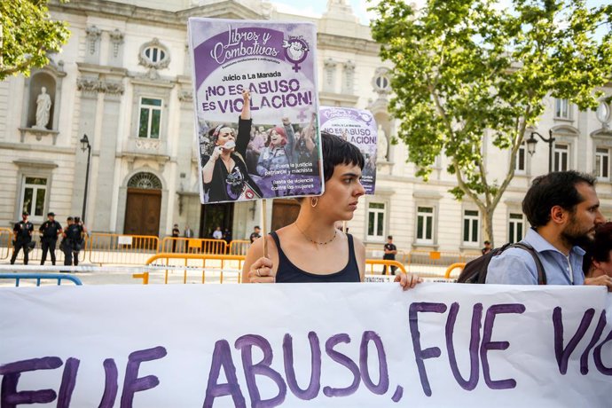 Un total de 135 organitzacions feministes han convocat una concentració davant el Tribunal Suprem de Madrid per a tornar a protestar contra la sentncia que condemna als cinc membres de la Xorrada per un delicte d'abús sexual i els absol del d'agre