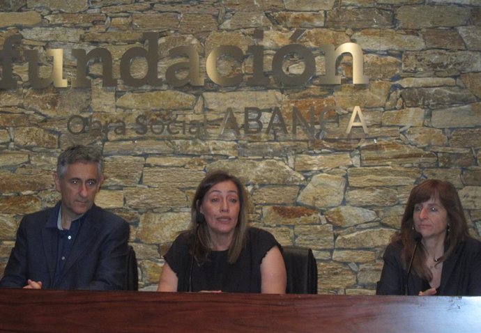 El profesor de la UB Josep Serra, la presidenta de Agadix, Esther López,  y su homóloga en Dislecan, Anita Pestaña.